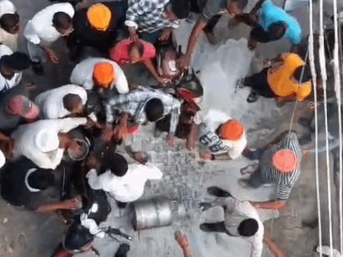 हरियाणा दूध बंद का दूसरा दिन:किसानों ने दूधिए के ड्रम छीन सड़क पर पलटे; कमेटियां मंदिर-गुरुद्वारों में भेज रहीं
