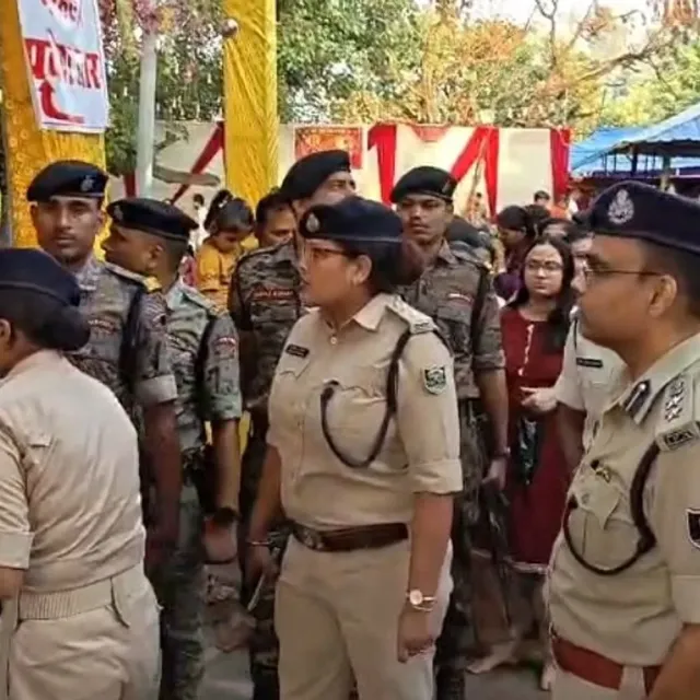 बेतिया- SP ने वृद्धाश्रम के बुजुर्गों को कराए दर्शन:अपनी गाड़ी से पूजा पंडालों में ले गए; हाथ थामकर पहुंचाया मंदिर, बुजुर्गों ने कहा-पहली बार आश्रम से निकले