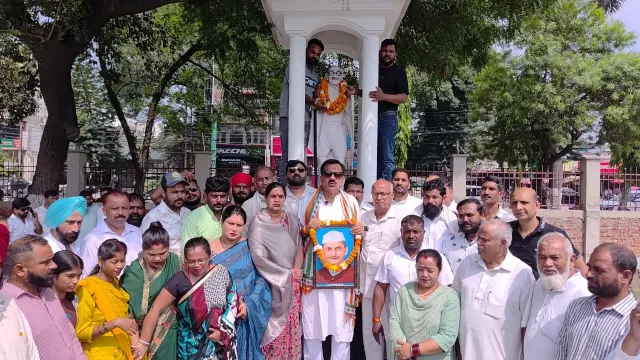 गांधी जयंती के अवसर पर पूर्व विधायक राजकुमार ठुकराल और महानगर कांग्रेस अध्यक्ष ममता रानी के नेतृत्व में कांग्रेस कार्यकर्ताओं ने गांधी पार्क पहुंचकर राष्ट्रपिता महात्मा गांधी की प्रतिमा पर माल्यार्पण कर श्रद्धासुमन अर्पित किए