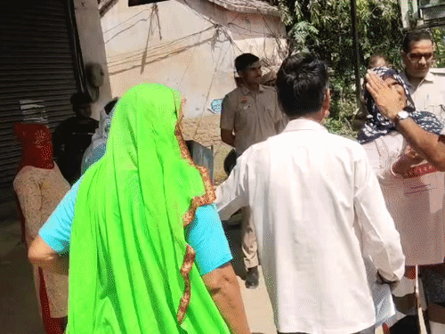 नारनौल में SHO ने दुकानदार को गालियां दीं:शॉपकीपर बोला- दूसरे पक्ष को कब्जा दिलाने आया था; मां ने पैर पकड़े