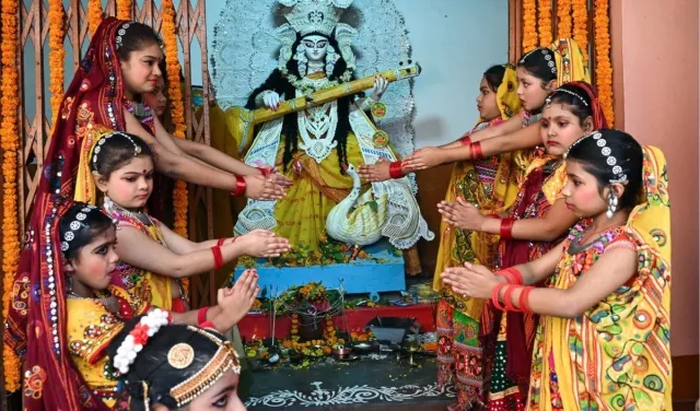 Saraswati Puja 2026: 17 अक्टूबर को है सरस्वती पूजा, किताबों से लेकर संगीत के सामान तक की होगी पूजा