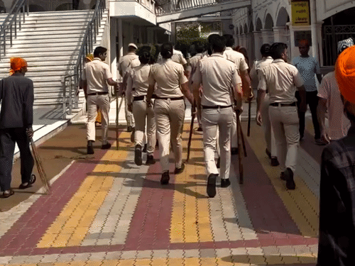 दिल्ली के गुरुद्वारे में पुलिस घुसी, केजरीवाल के खिलाफ शिकायत:DSGMC ने कहा- गलत वीडियो फैलाया; CM मान बोले- मर्यादा को ठेस पहुंचाई
