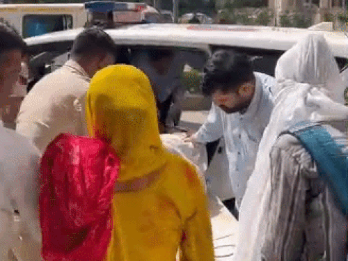 शादीशुदा गर्लफ्रेंड से मिलने पहुंचे ASI को लोगों ने पीटा:पानीपत में गाड़ी भी तोड़ी; सास बोली- बहू-पुलिसकर्मी में अवैध संबंध, बेटे को मारने आया