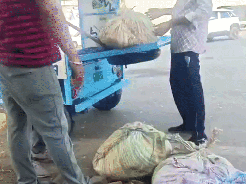 अजमेर से भीलवाड़ा सप्लाई होने आ रहा नकली मावा पकड़ा:गठरी में बांधकर डिग्गी में रखा था, फूड सेफ्टी टीम ने 200 किलो कचरे में फिंकवाया