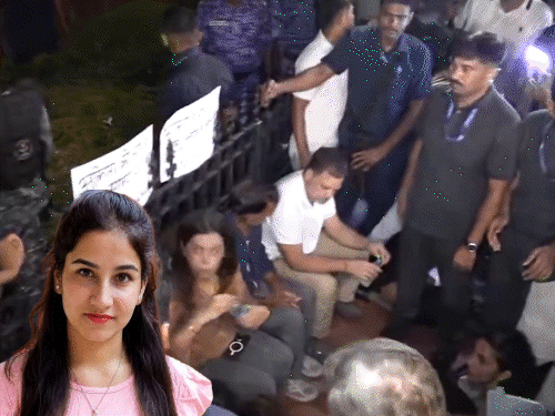 राहुल-प्रियंका इंडिया गेट पर अंकिता भंडारी के माता-पिता से मिले:दुष्यंत गौतम को राज्यपाल बनाने का विरोध; 2022 में रिसॉर्ट में हुई थी बेटी की हत्या