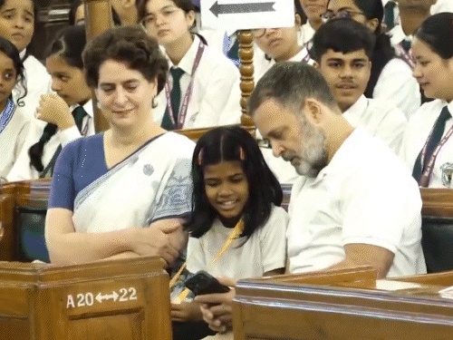 गांधी जयंती पर मोदी-राहुल बच्चों से मिले; VIDEO:पीएम ने कंधे पर हाथ रखकर बातचीत की, राहुल ने बच्ची को अपना फोन दिखाया, हंसते नजर आए