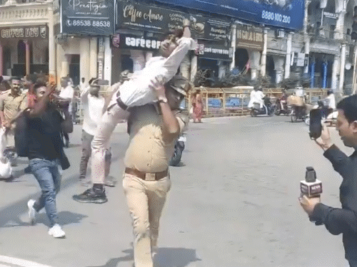 लखनऊ में पुलिसवाले सपाइयों को कंधे-गोद में उठाकर ले गए:कइयों को सड़क पर घसीटा; चुनाव आयोग की अस्थिकलश यात्रा निकाल रहे थे