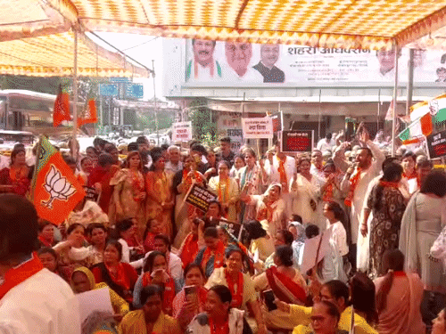 रोहतक में BJP के टेंट में घुसे कांग्रेसी:नारेबाजी कर अपने झंडे लगाए, भाजपा प्रदेशाध्यक्ष के आने से पहले पुलिस ने उठाए