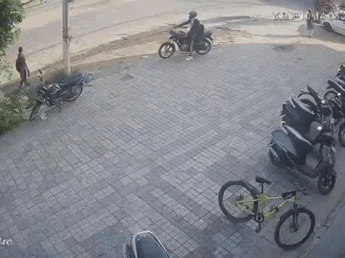 कुरुक्षेत्र में बेकाबू होकर गली में घुसा कैंटर,VIDEO:12 स्कूटी-बाइक, कार को मारी टक्कर, व्यक्ति की टांगें कुचली; छात्रा ने कूदकर बचाई जान