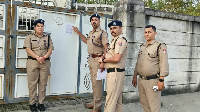 कोतवाली किच्छा पुलिस द्वारा फरार अभियुक्तों के विरुद्ध मुनादी कराकर उद्घोषणा आदेशिका निष्पादन की कार्रवाई की गई*