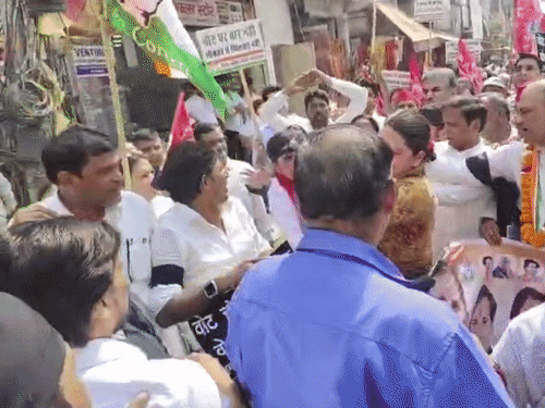 हरियाणा में SIR का विरोध:फरीदाबाद में कांग्रेस नेत्रियों में चले थप्पड़-मुक्के, करनाल में नेताओं को घसीटा; भुक्कल संग फोटो खींचवाने के लिए धक्का-मुक्की