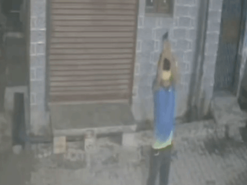हरियाणा पुलिस के रिटायर्ड SI के घर फायरिंग, VIDEO:2 बदमाशों ने 3 गोलियां चलाईं, शीशे के आरपार हुई; हथियार लहराकर बुलेट पर भागे शूटर