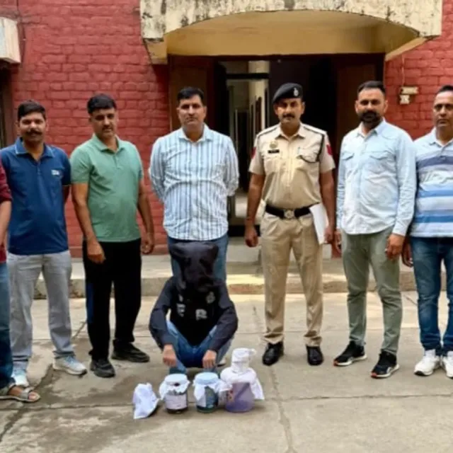 हिसार में मंत्री गंगवा के गांव से शूटर पकड़ा:3 पिस्तौल, 6 मैगजीन और 25 कारतूस बरामद; तुर्की मेड पिस्तौल भी शामिल