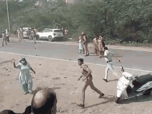 धरने खत्म कराने पहुंची पुलिस पर पथराव, 4 घायल:फरीदाबाद में महिलाएं सड़क पर लठ लेकर बैठीं, पुलिस ने घसीटकर वैन में भरा