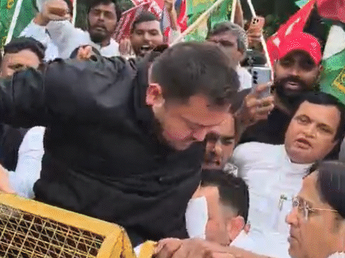 तेजस्वी बोले- ज्ञानेश कुमार चोर है, मोदी-शाह को हटाना जरूरी:बैरिकेड पर चढ़े, हथकड़ी और संविधान की कॉपी लेकर पहुंचे राजेश राम; पटना में प्रदर्शन