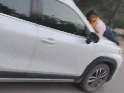 पत्नी ने कारोबारी पति को गर्लफ्रेंड के साथ पकड़ा:कार के बोनट पर लटकी, 100 मीटर दौड़ाता रहा; पति को बीच सड़क पीटा-कपड़े फाड़े