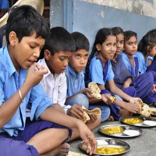 शिक्षा विभाग पर दुकानदारों का 6 माह से उधार:मिड-डे मील... 1600 करोड़ बकाया, अटका 1.10 करोड़ बच्चों का निवाला