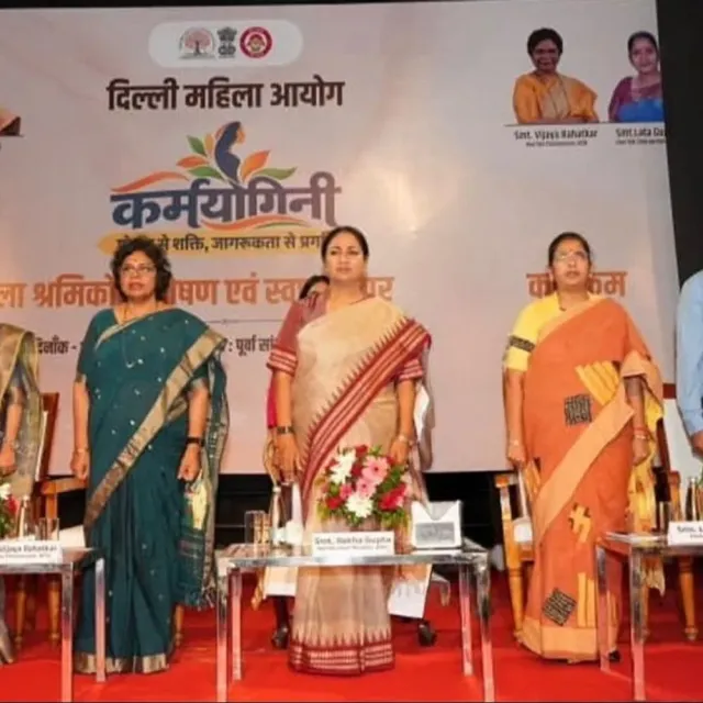 दिल्ली में महिला श्रमिकों को बांटी गईं पोषण किट:CM रेखा गुप्ता बोलीं- इनके योगदान से आगे बढ़ रही राजधानी