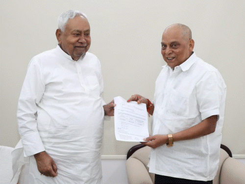 अनंत के रोड शो के बीच नीतीश से मिले नीरज:पूर्व CM ने दिया पार्टी सिंबल, मंत्री श्रवण कुमार बोले- अनंत-नीरज का मामला व्यक्तिगत