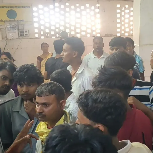 मोबाइल लौटाने के विवाद में युवक पर चाकू से हमला:नवादा- लाइब्रेरी से लौटते समय वारदात, पसलियों में चोट; साथियों ने पहुंचाया अस्पताल