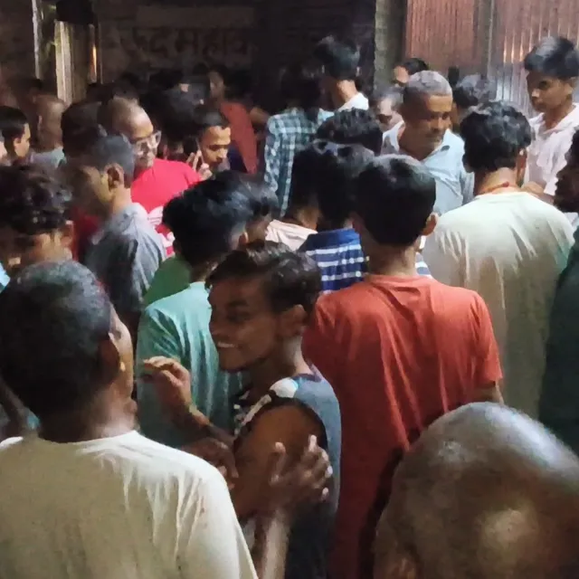लोकनगर में चोरी की कोशिश, संदिग्ध बालकनी से गिरा:मैरिज हॉल में तार चोरी का आरोप, लोगों ने पकड़कर पुलिस को सौंपा