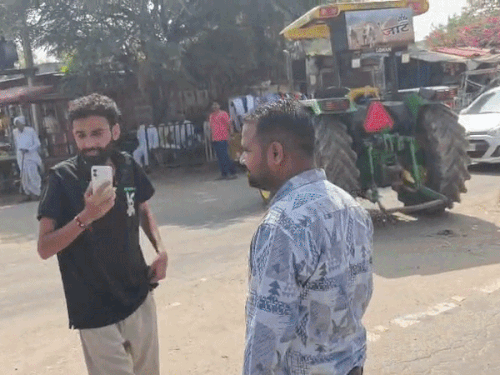 जींद में किसानों ने रोड किया जाम:धान खरीद नहीं होने से भड़के, JCB-ट्रैक्टर खड़े कर रास्ता रोका; SDM पहुंची
