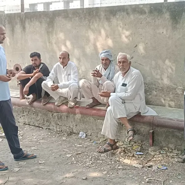 भिवानी सड़क हादसे में दादा-पोते की मौत:कैंटर से टकराई कार, दो युवक घायल; डेढ़ साल के बच्चे के पिता