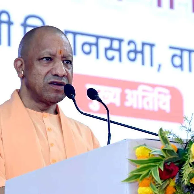 CM योगी ने वाराणसी में किया स्वच्छता मित्रों का सम्मान, प्रदान किए अंगवस्त्र व उपहार