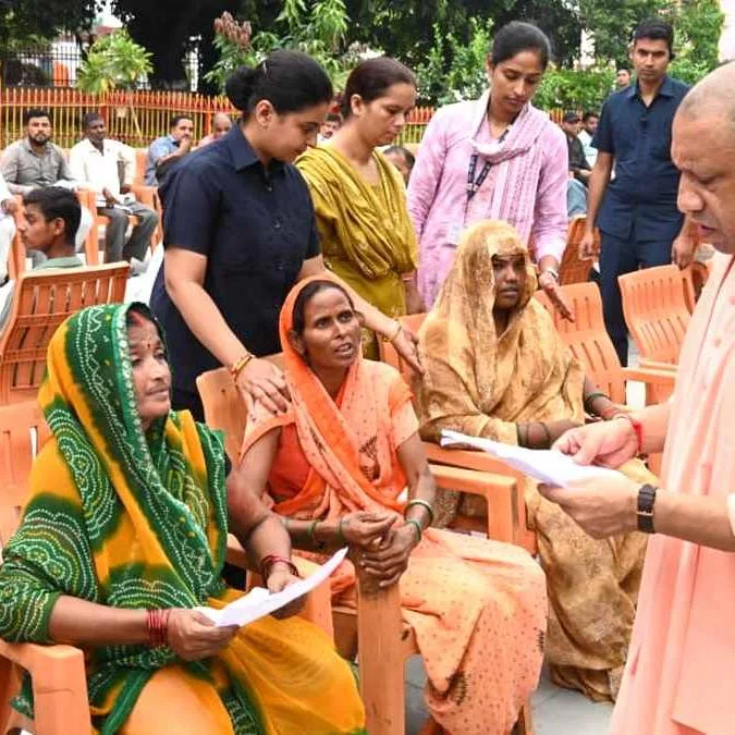 UP News: यूपी में महिलाओं को ₹3,000 की जगह अब ₹12,000 मानदेय, 1.20 करोड़ महिलाएं बनीं आत्मनिर्भर