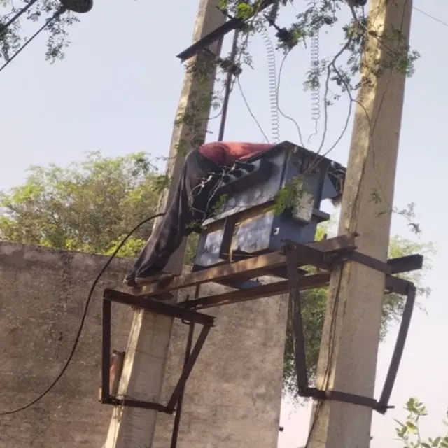 ट्रांसफार्मर पर चढ़े किसान की करंट लगने से मौत:भिवानी में बिजली कर्मचारियों की हड़ताल के बीच हादसा, 3 बच्चों का पिता था
