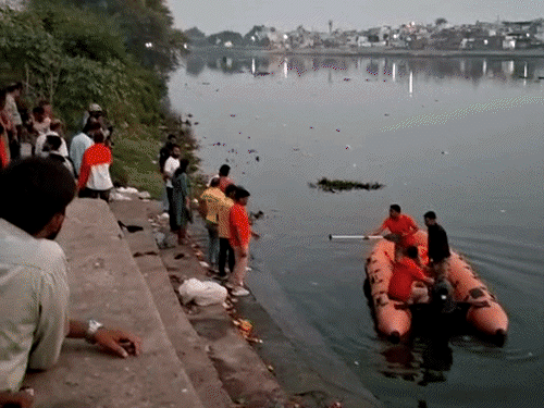 कोटा में दुर्गा विसर्जन के समय नहर में नाव पलटी:7 लोग बहे, महिला समेत 3 तैरकर निकले; 4 युवकों की तलाश जारी