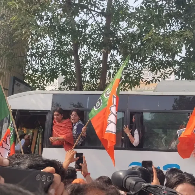 दिल्ली जेएनयू मामले में कांग्रेस सांसद की गिरफ्तारी की मांग:भाजपा महिला मोर्चा ने किया प्रदर्शन, कार्यकर्ताओं को पुलिस ने हिरासत में लिया