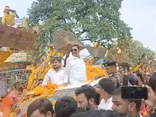 ललन की नसीहत अनंत पर बेअसर;कहा- जमानत जब्त करवा दूंगा:PK के कैंडिडेट के लिए फिर से रोड शो किया; 52 JCB से फूल बरसाए गए