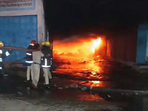 सीवान-मेले में लगी आग, 3 घंटे तक अफरा तफरी रही:14 दमकल की गाड़ियों ने पाया काबू, लोग बोले- फायर ब्रिगेड की गाड़ियां लेट पहुंची