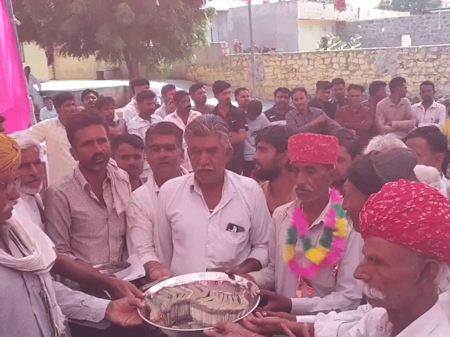 सरपंच चुनाव हारी प्रत्याशी को ग्रामीणों ने दिए 25 लाख:आपसी सहमति से इलेक्शन लड़वाया था, बोले-भाईचारा और एकता हार-जीत से बड़ी है