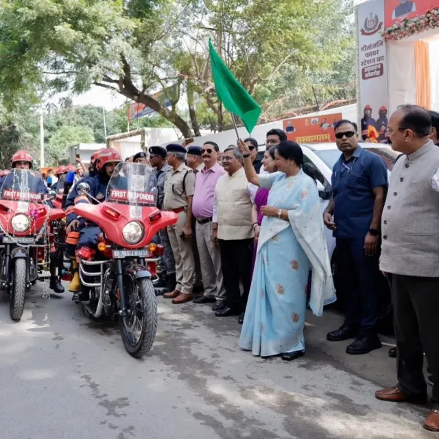दिल्ली में 71 हुआ फायर स्टेशनों का आंकड़ा:सीएम रेखा गुप्ता ने मालवीय नगर में गीतांजलि फायर स्टेशन का किया उद्घाटन