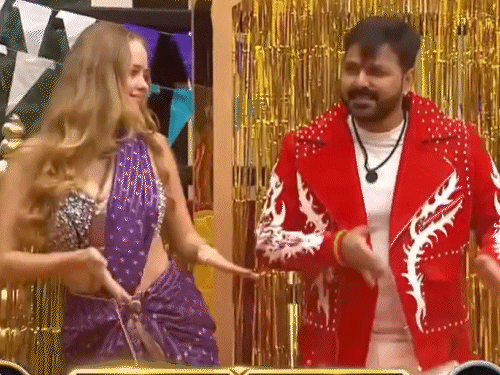 पवन सिंह बोले- हीरोइन को छूने में हाथ कांपते थे:अब लड़कियों से कम बात करता हूं; 3 दिन पहले अक्षरा से मंच से मांगी थी माफी