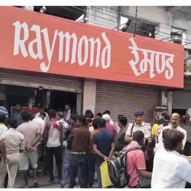 मोतिहारी में रेमंड शोरूम का कब्जा मकान मालिक को मिला:मेन रोड स्थित अनिता जायसवाल मार्केट का विवाद कोर्ट के आदेश पर खत्म
