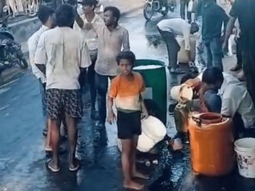 आगरा में हाईवे पर कैंटर-ट्रेलर की टक्कर:तेल लूटने के लिए मची होड़, बाल्टी-डिब्बे लेकर लोग पहुंचे; VIDEO
