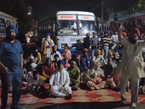 श्रीगंगानगर में गुरुद्वारा के सचिव गिरफ्तार:गेस्ट हाउस में बेड के नीचे छिपे थे; महिलाओं ने पुलिस पर हमला किया, समर्थकों ने किया प्रदर्शन