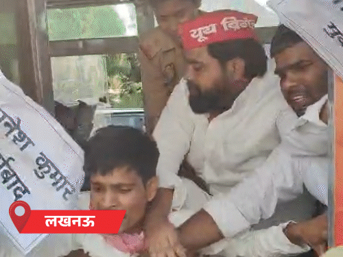 अखिलेश हिरासत में, यूपी में सड़कों पर उतरे सपाई:आगरा में झड़प, पुलिसवाले ने थप्पड़ मारे; लखनऊ में सड़क पर घसीटा