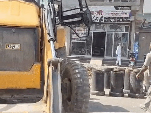 सिरसा में चोपटा-भादरा रोड पर तीन-चार घंटे से ट्रैफिक जाम:मेन रोड पर चल रहा खुदाई कार्य, वाहन चालक बोले-रात को क्यों नहीं करते