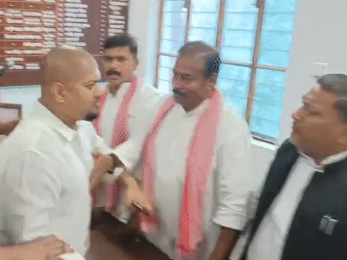 गोरखपुर में सपा के पूर्व जिलाध्यक्ष को थप्पड़ मारा:कुर्सी पर बैठने को लेकर भिड़े; प्रेस कॉफ्रेंस में हुई मारपीट का VIDEO