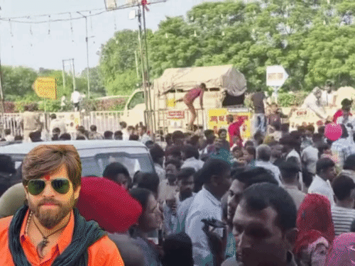 हिसार में मासूम शर्मा के बिना गाए निकलने पर हंगामा:गला खराब है कहकर निकले, हाईवे पर गाड़ी के पीछे दौड़े नाराज फैंस