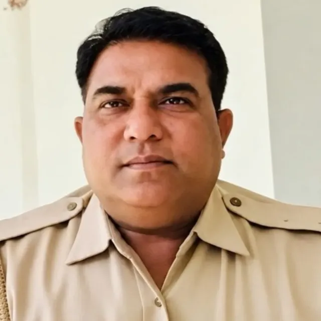 कुरुक्षेत्र में SUV-ट्रैक्टर की आमने-सामने टक्कर:KUK सिक्योरिटी गार्ड की मौत, भांजा समेत 4 लोग घायल, ट्रैक्टर बीच से टूटा