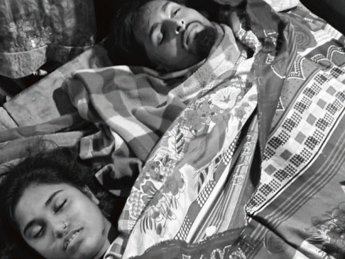 मोतिहारी में पति-पत्नी की फंदे से लटकी मिली लाश:पत्नी फंदे से लटकी तो पति ने भी किया सुसाइड; एक साल पहले दोनों ने की थी लव मैरिज