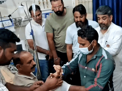 अंबाला में SHO को घेरकर पीटा, वर्दी फाड़ी:ड्यूटी से लौटते वक्त झगड़ा देख कार रोकी, हमलावरों ने गर्दन में चाकू घोंपे; चंडीगढ़ रेफर