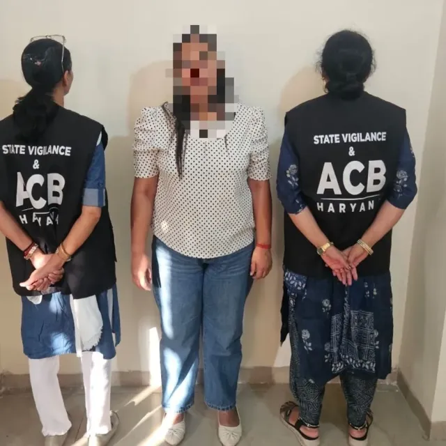 अंबाला में रिश्वत लेते लेडी क्लर्क रंगेहाथ गिरफ्तार:ACB को देख मोबाइल कवर में छिपाए पैसे, टीम थाने ले गई; 4 किस्तों में हुआ था सौदा