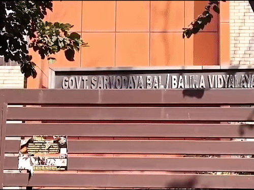 दिल्ली के स्कूल में 12वीं की छात्रा की मौत:जली हुई हालत में शव मिला, बैग से 3 लेटर बरामद; आत्महत्या की आशंका