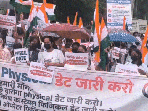 पटना- बिहार दरोगा कैंडिडेट्स का प्रदर्शन, बैरिकेडिंग तोड़ी:पुलिस ने घसीटकर सड़क से उठाया; मेंस परीक्षा कैंसिल करने के खिलाफ कर रहे प्रोटेस्ट